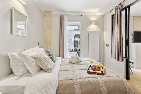 City Apartment, 2 Bedrooms, Non Smoking, Courtyard View | Iron/ironing board, cribs/infant beds, travel crib, free WiFi - Chic 2BR 2BA near Place des Vosges (Paris)