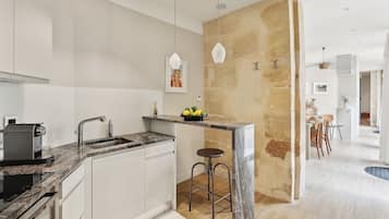 City Apartment, 2 Bedrooms, Non Smoking, Courtyard View | Private kitchen | Highchair