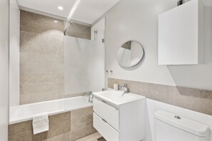 City Apartment, 2 Bedrooms, Non Smoking, Courtyard View | Bathroom - Chic 2BR 2BA near Place des Vosges (Paris)