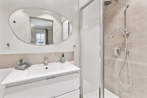 City Apartment, 2 Bedrooms, Non Smoking, Courtyard View | Bathroom - Chic 2BR 2BA near Place des Vosges (Paris)