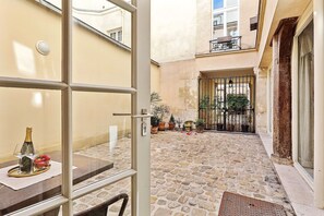 Exterior - Chic 2BR 2BA near Place des Vosges (Paris)