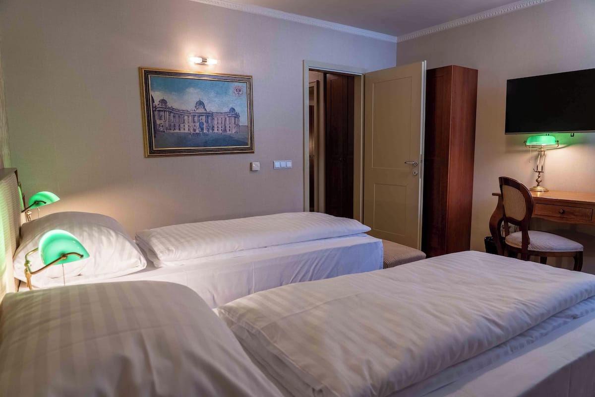 Caja de seguridad en la habitación y escritorio