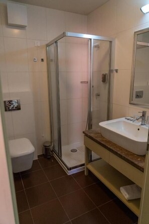 Combined shower/tub, free toiletries, hair dryer, slippers - Hotel Ptuj (Ptuj)