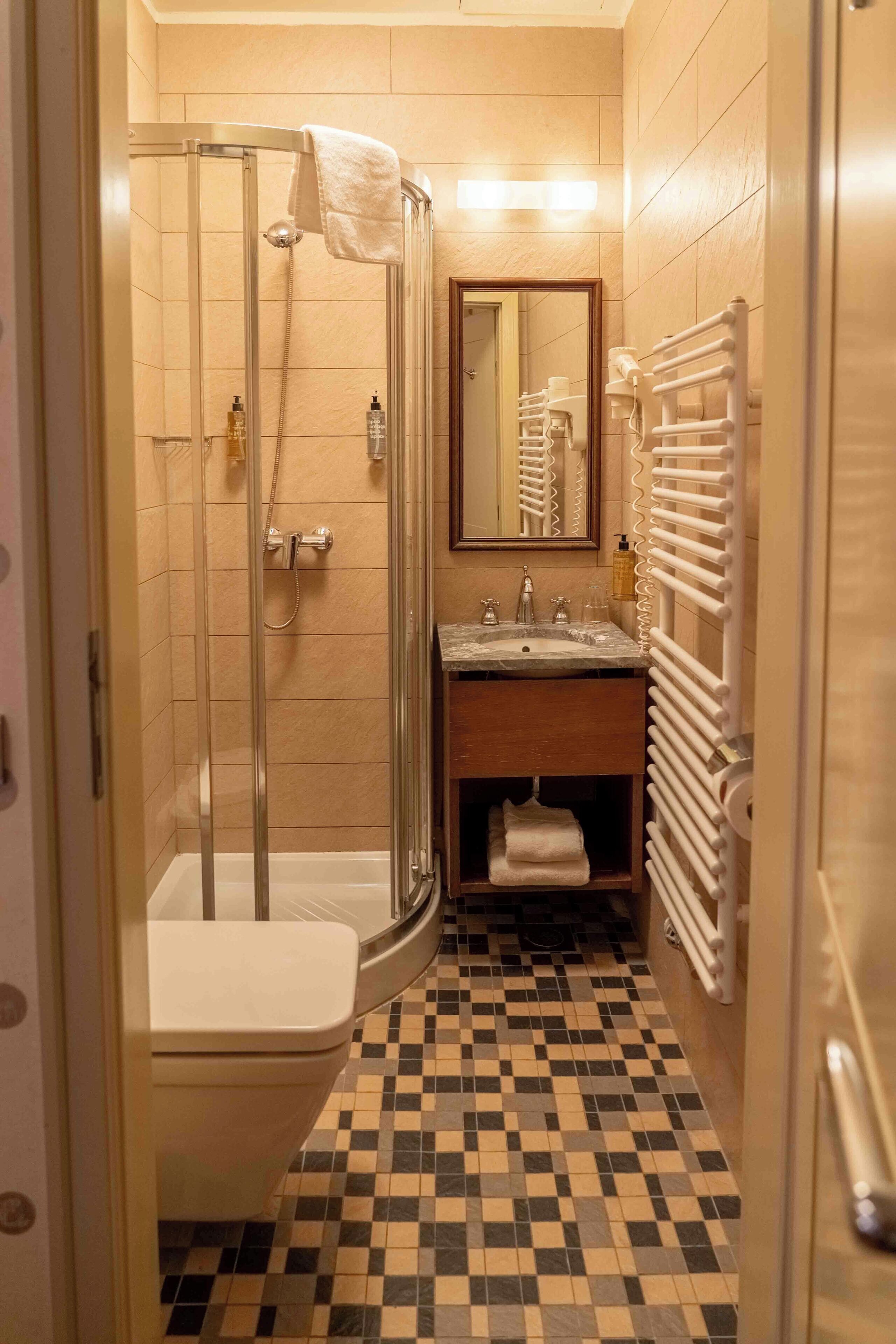 Single Room | Bathroom | Combined shower/tub, free toiletries, hair dryer, slippers