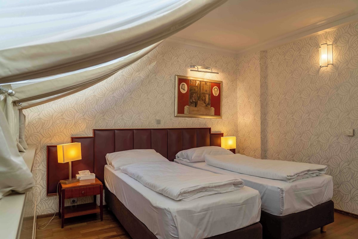 Caja de seguridad en la habitación y escritorio