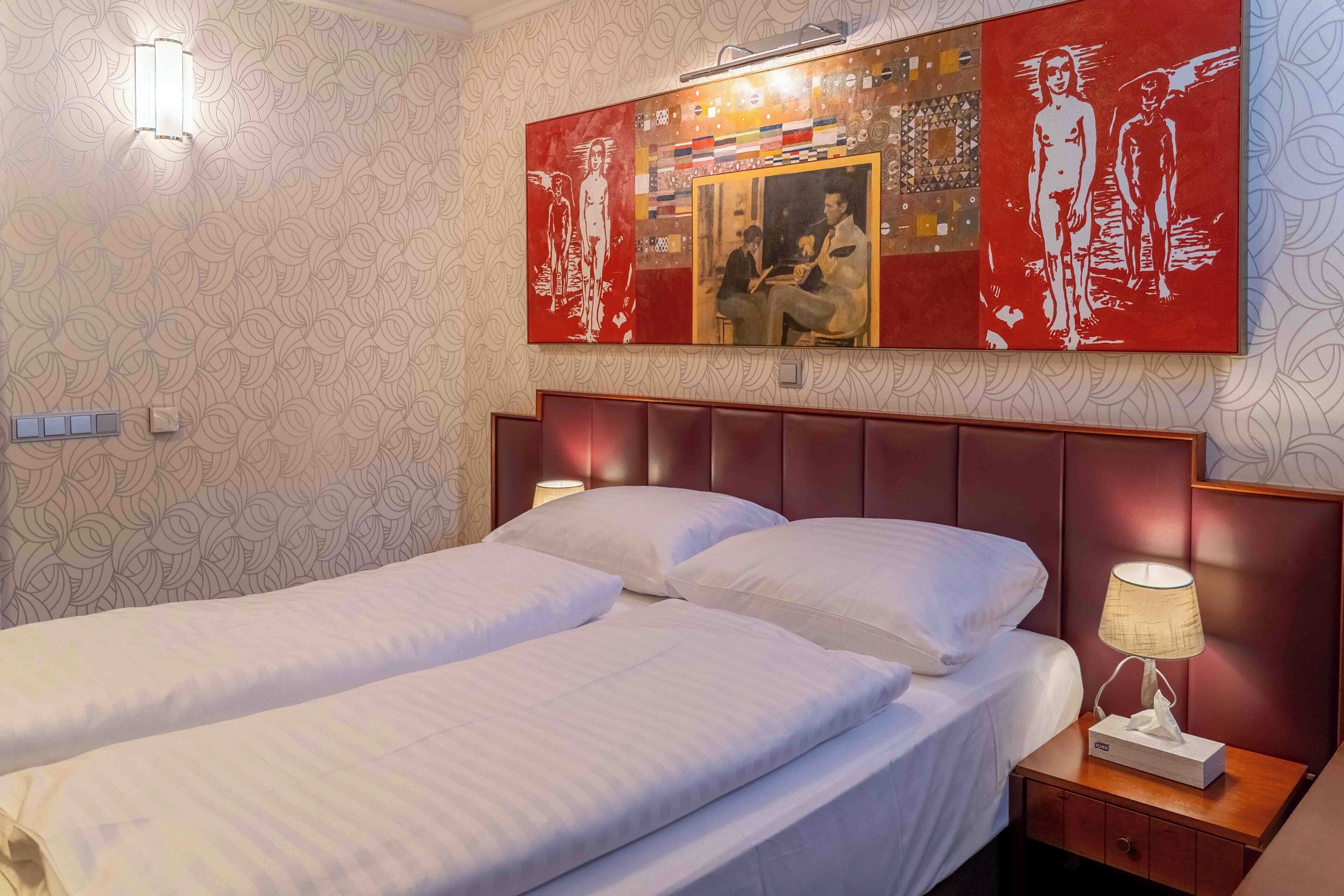 Caja de seguridad en la habitación y escritorio 