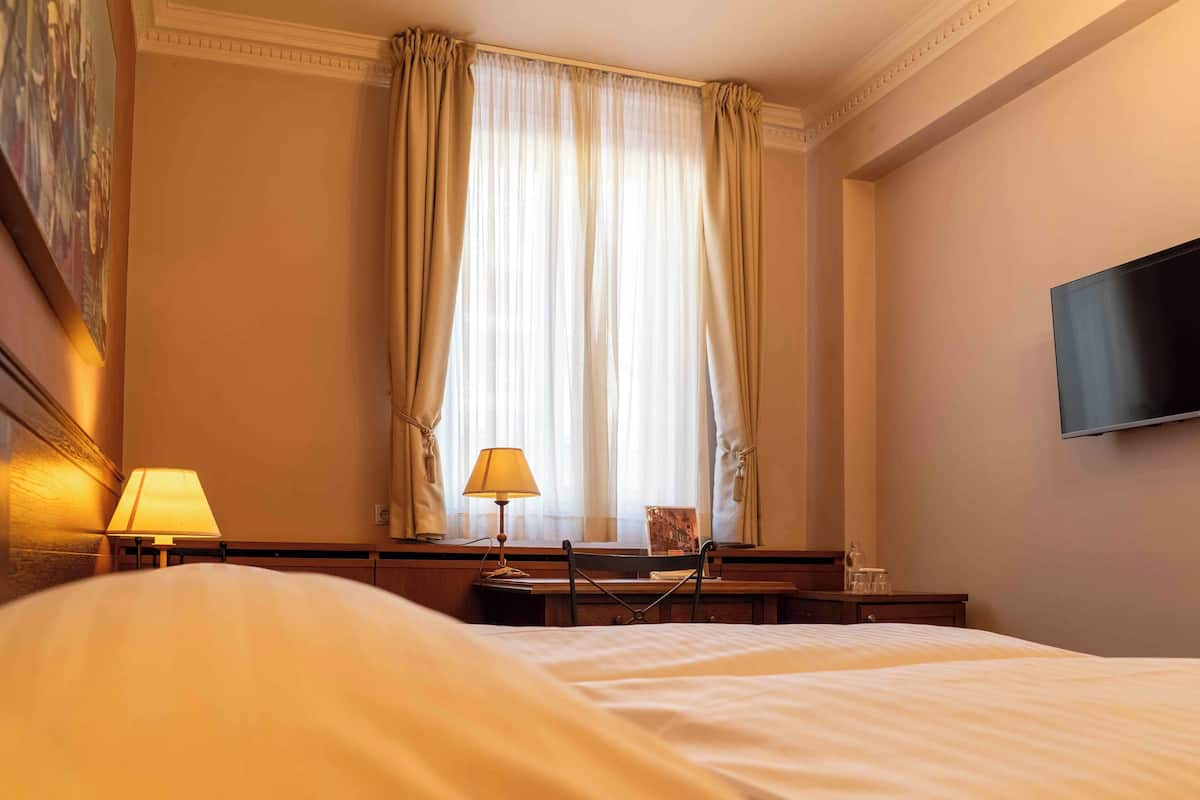 Caja de seguridad en la habitación y escritorio