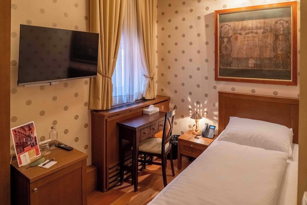 Caja de seguridad en la habitación y escritorio