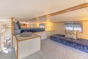 WiFi, bed sheets - Butterfly Bend / HOT TUB / Sleeps 4 (Wheatland)