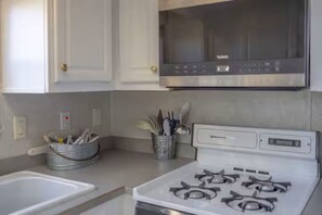 Fridge, microwave, oven, stovetop - Butterfly Bend / HOT TUB / Sleeps 4 (Wheatland)