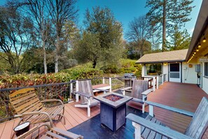 Terrace/patio - Charming pet friendly home, minutes to Bass Lake w/ game room, firepit and wifi (Oakhurst)