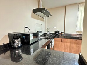 Wasserkocher mit Kaffee-/Teezubehör, Kühlschrank, Mikrowelle, Ofen