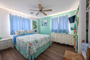 3 bedrooms, iron/ironing board, free WiFi, bed sheets - 3 Doors Down! Near all Daytona has to offer (Daytona Beach)