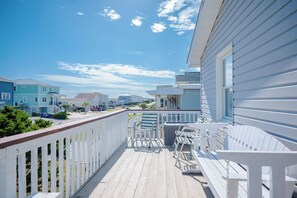 Property grounds - Caretta Caretta: Second Row with Porch Perfect for Sunbathing (Oak Island)