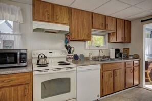 Fridge, microwave, oven, stovetop - Cedar Heart-Downtown Bar Harbor off street parking (Bar Harbor)