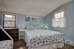 4 bedrooms, iron/ironing board, WiFi - Cedar Heart-Downtown Bar Harbor off street parking (Bar Harbor)