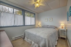 Iron/ironing board, WiFi - Cedar Heart-Downtown Bar Harbor off street parking (Bar Harbor)