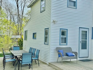 Outdoor dining - Cedar Heart-Downtown Bar Harbor off street parking (Bar Harbor)