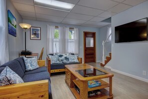 TV - Cedar Heart-Downtown Bar Harbor off street parking (Bar Harbor)