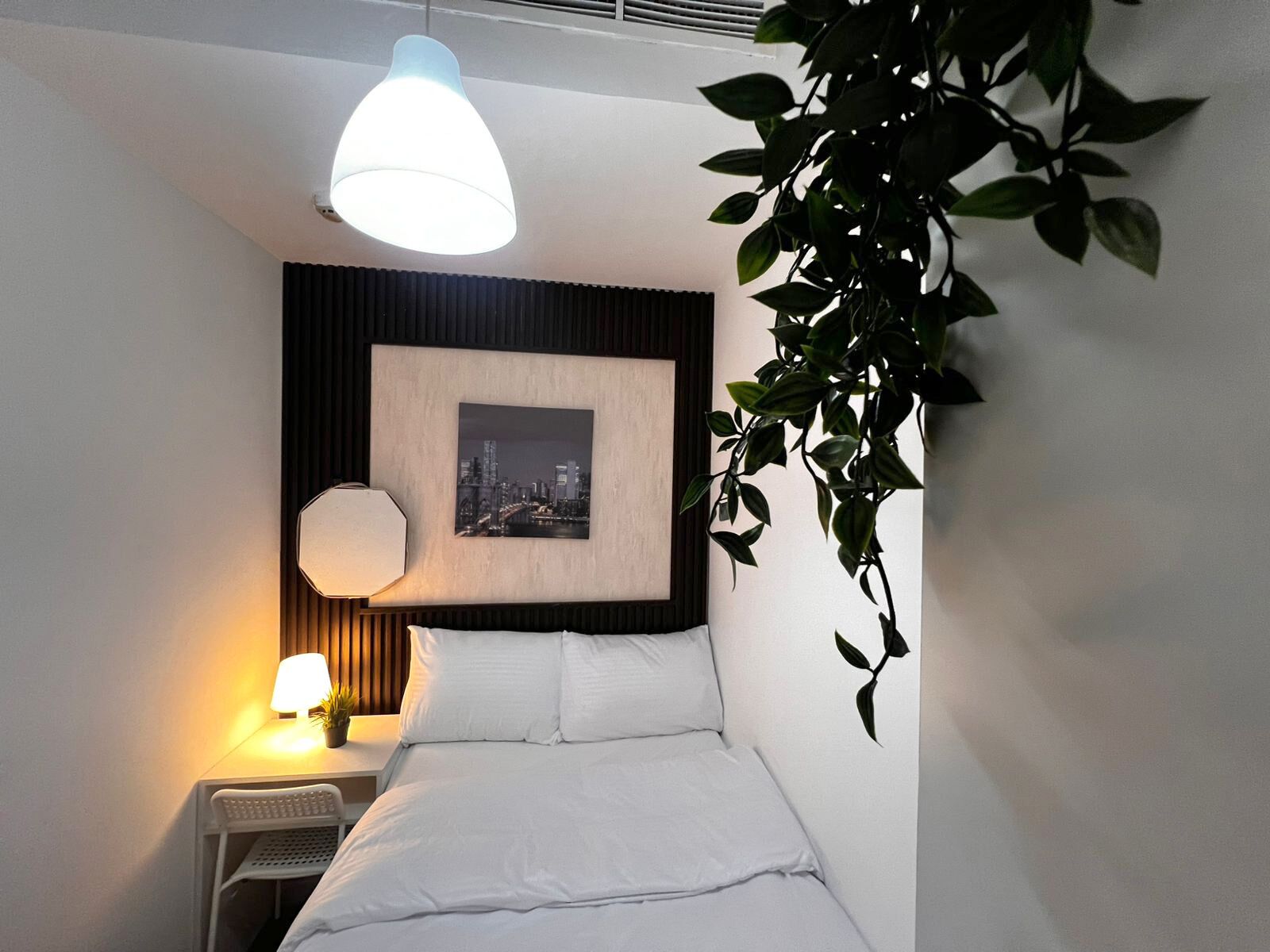 Habitación doble económica, balcón, vista a la ciudad | Escritorio y espacio para trabajar con laptop 