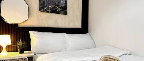 Chambre économique double, balcon, vue sur la ville | Bureau, espace de travail pour ordinateurs portables