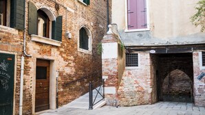 Superior Apartment, Canal View | Front of property - Ai Sansoni (Venice)