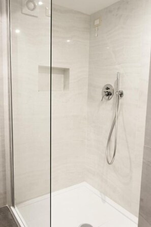 Superior Apartment, Canal View | Bathroom | Shower, free toiletries, hair dryer, towels - Ai Sansoni (Venice)