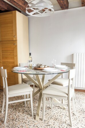 高级公寓, 运河景观 | 私人厨房 | 冰箱、烤箱、炉灶、洗碗机