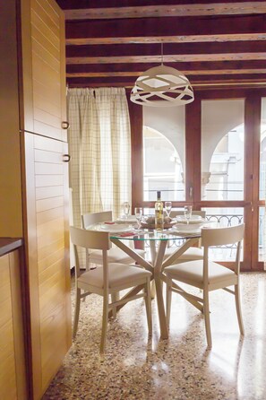 Lägenhet Superior - utsikt mot kanalen | Eget kök | Kylskåp, ugn, spishäll och diskmaskin