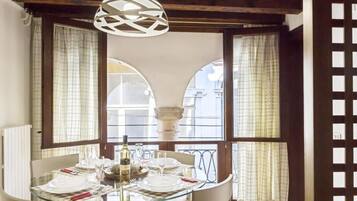 Departamento superior, vista al canal | Restaurantes