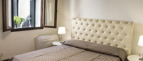 Apartemen Superior, pemandangan kanal | Ruang kerja ramah laptop, setrika/meja setrika, dan Wi-Fi gratis