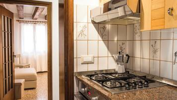 Appartement Supérieur, vue canal | Cuisine privée | Réfrigérateur, four, plaque de cuisson, lave-vaisselle