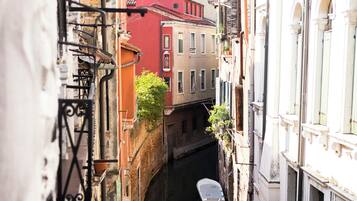 Superior appartement, uitzicht op kanaal | Voorkant van accommodatie