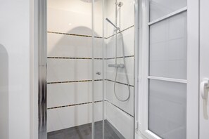 City Apartment, 3 Bedrooms, Non Smoking, Balcony | Bathroom - Prestige 3BR Champs-Élysées (Paris)