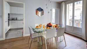 Appartement Ville, 3 chambres, non-fumeur, balcon | Aire de séjour | Téléviseur connecté de 40 po avec télévision par satellite