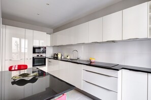 City Apartment, 3 Bedrooms, Non Smoking, Balcony | Private kitchen - Prestige 3BR Champs-Élysées (Paris)