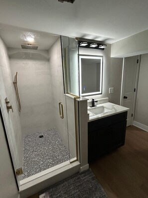 Shower, hair dryer, towels, soap - Elegant Home Offering Privacy & Comfort Minutes From Downtown Cleveland (Beachwood)