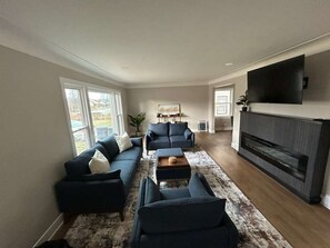 Smart TV - Elegant Home Offering Privacy & Comfort Minutes From Downtown Cleveland (Beachwood)