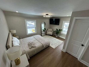 4 bedrooms, iron/ironing board, WiFi, bed sheets - Elegant Home Offering Privacy & Comfort Minutes From Downtown Cleveland (Beachwood)