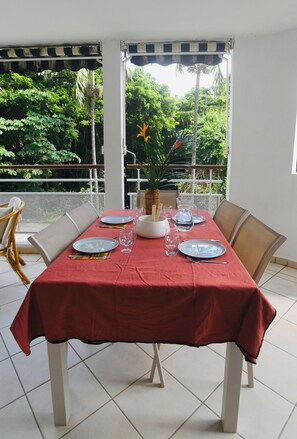 Outdoor dining - Beach apartment in Sainte Luce (Sainte-Luce)