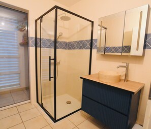 Shower, towels, soap, toilet paper - Beach apartment in Sainte Luce (Sainte-Luce)