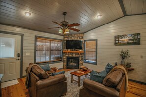 TV, fireplace - Rock n Reel in Hochatown (broken bow)