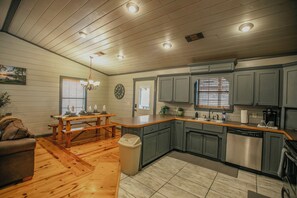 Fridge, microwave, oven, stovetop - Rock n Reel in Hochatown (broken bow)