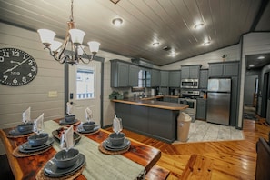 Fridge, microwave, oven, stovetop - Rock n Reel in Hochatown (broken bow)