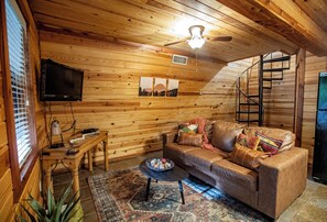 TV, fireplace - Sweet surrender in Hochatown (Broken bow)