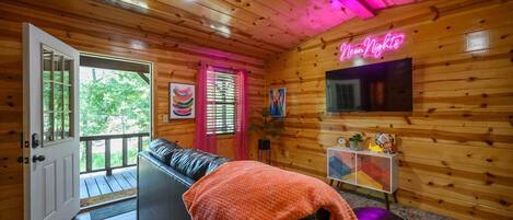 Una televisión, una chimenea