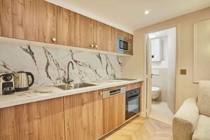 Coffee/tea maker, fridge, microwave, oven - New apartment in the heart of Paris 4 people (Paris)