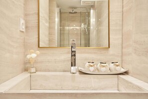 Hair dryer, towels, shampoo - New apartment in the heart of Paris 4 people (Paris)