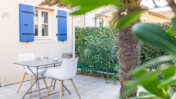 屋外ダイニングエリア