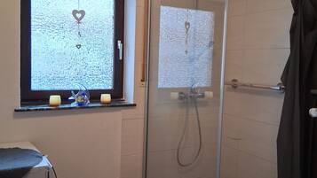 Dusche, Haartrockner, Handtücher, Seife